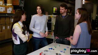 Аматерски foursome се заебаваме со петел гладни MILF домаќинките