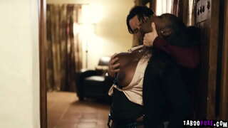 Đội khách hàng muốn làm tình với người buôn bán máy Bay và sau đó anh ta sẽ mua nhà