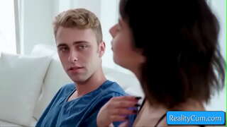 Zie dit cutie tiener brunette zuigen aan enorme lul en aan haar kut fingered diep Zie dit cutie tiener brunette zuigen aan enorme lul en aan haar kut fingered diep