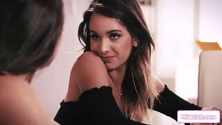 Грудастая дамінуючая начальніца хоча бачыць пругкія сіські сваіх тугіх брунетак-супрацоўніц, калі яна хоча захаваць сваю працу.Яна ставіць яе на калені, каб палізаць яе шапіках