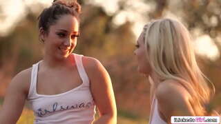 Lesbian tarikh lurus blonde kemudian rim dan menjilat dia pussy