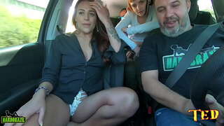 Mobil pinuh, jeung Enjoys Sunda meunang taranjang di transit