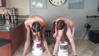 2 plika mažas titted pigtailed sluts tiek daro dildo pritūpęs fuck iššūkis kartu | dildo važiuoti