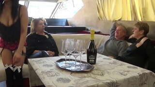 Szobalány, Hogy Tegyen Meg Mindent....