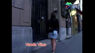 Brunette красотка Соро Блу бо натуральными сиськами скачет дар члене дар ҳамаи позах