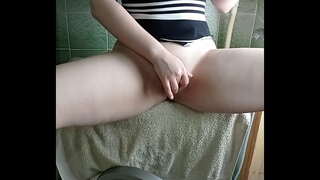 Garota com uma bunda grande fica um orgasmo na máquina de lavar roupa e um Vibrador