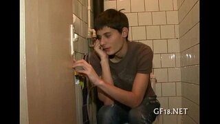 ���လေးထိုင်ပြီးငေး