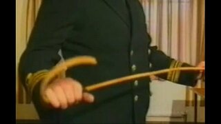 Brit haditengerészeti nő nádpálcával