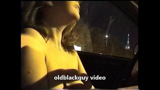 Oldblackguy prenas debbie brilantaj nuda en publika