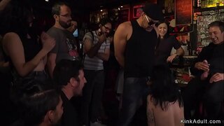 Рабыню брюнетку եվրո ինչ-որ բարում ստիպել են լիզում եւ ծծում անդամ