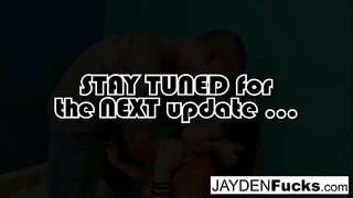 Vruće brineta kreše svog prijatelja