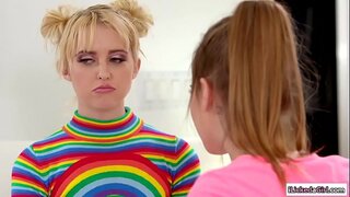 الساخن لغسيل السيارات المراهقين فرك كل الآخرين كس بعد العمل