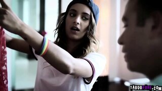 Чад, долазећи у породични дом уз поклон у руци, Чује, како он улази