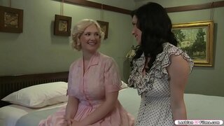 באַסטי בלאָנדע וויזיץ איר ברונעט פרייַנד און זיי אָנהייבן גערעדט וועגן די גרייס פון זייער בובז.נאָך אַז,זיי באַקומען האָרני און זיי אָנהייבן קיסינג יעדער אנדערער.ווייַטער איז איר פרייַנד sucks her tits און ליקס איר לאָך.אין צוריקקומען זי טוט די זעלבע צו איר פרייַנד.