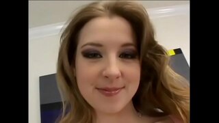 Сексуалдык красотка менен луковой попкой сүйөт сосать мүчөсү жана трахается рагы