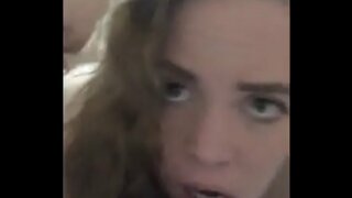 Slutwife deepthroats a trvá análny creampie pred prdenie to von, keď cumming