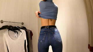 WOW! Жешка девојка со мали цицки облекување маици и блузи во јавноста шкафче соба 4K 60Fps