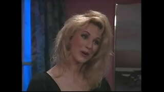 Прекрасная блондинка сосет член и получает в розовую киску на черном диване